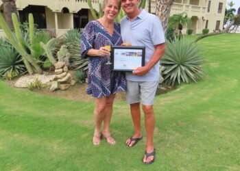 Aruba Tourism Authority honored loyal visitors at Bucuti & Tara Beach Resort! Mr. Peter and Mrs. Julie Kent