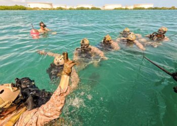 Dutch and U.S. Marines Conduct Joint Dive Training in Aruba During Caribbean Coastal Warrior 2025