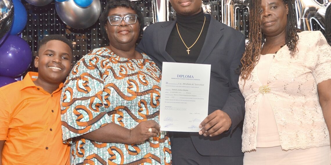 ‘Elements’ Theme Lights Up Abraham de Veerschool Graduation Night