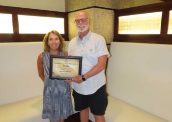 Aruba Tourism Authority Honors Loyal Visitors Mr. Thomas and Mrs. Camille Burns at Marriott’s Aruba Surf Club