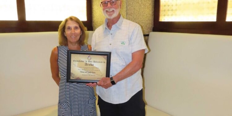 Aruba Tourism Authority Honors Loyal Visitors Mr. Thomas and Mrs. Camille Burns at Marriott’s Aruba Surf Club
