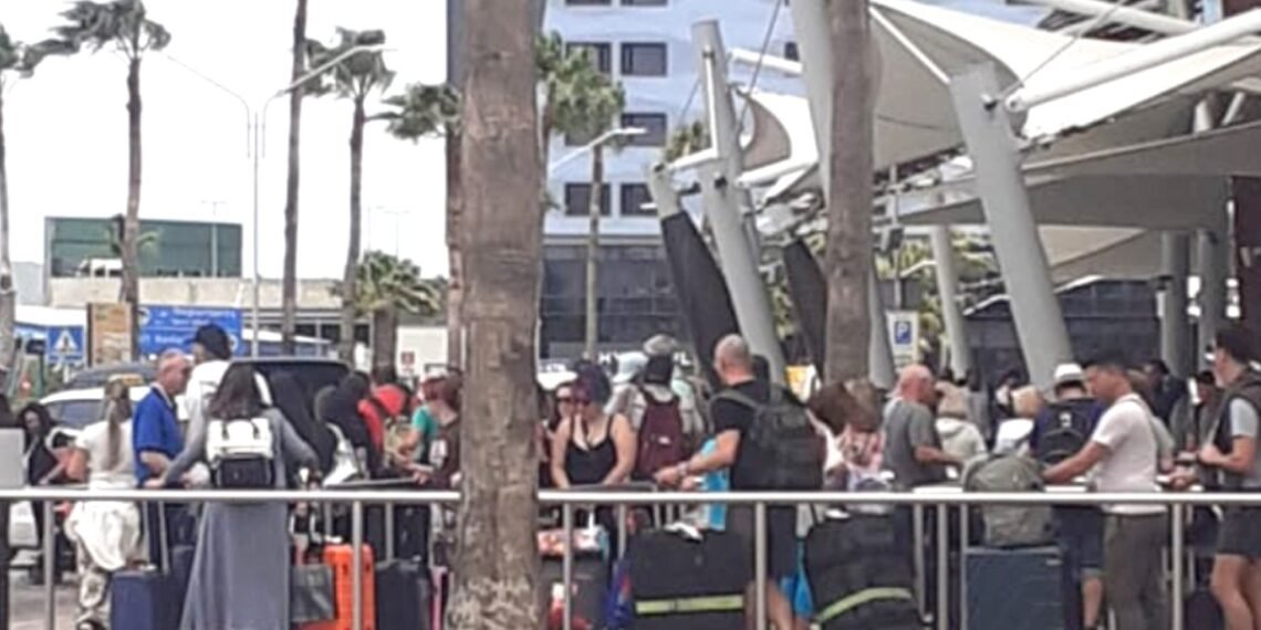 Sunday Chaos at Reina Beatrix Airport as Incoming Flights Cause Major Delays