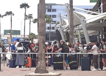 Sunday Chaos at Reina Beatrix Airport as Incoming Flights Cause Major Delays