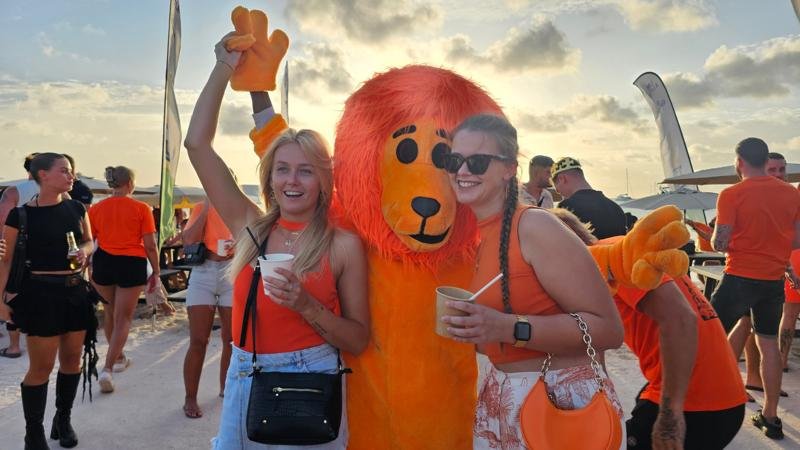 Surfside Turns Orange for the Biggest King’s Day Party! Surfside Turns Orange for the Biggest King’s Day Party!