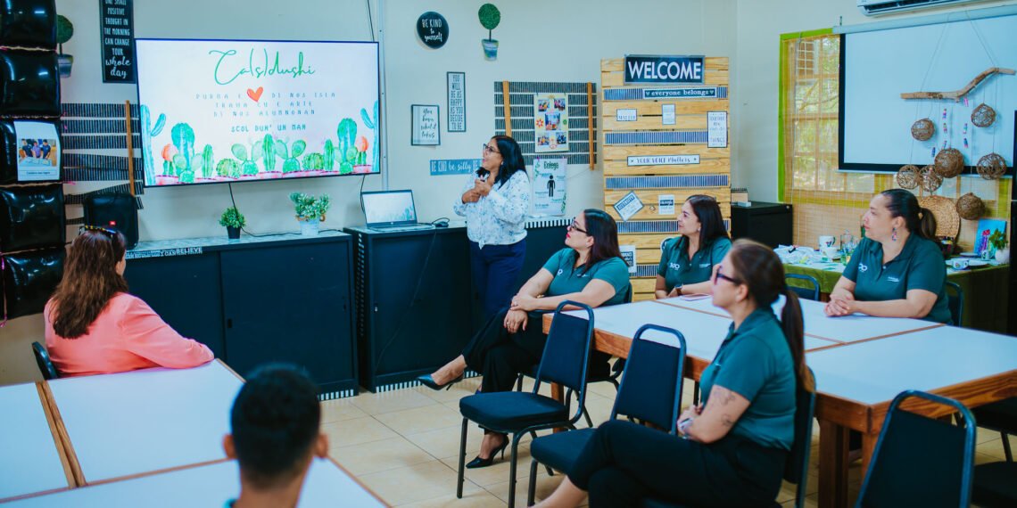 Aruba Bank Donates AWG 100,000 to Scol Dun’un Man for “The Kind Kitchen” Project