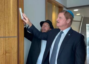 Chabad Rabbi Marks Jewish Traditions with Aruba’s Prime Minister