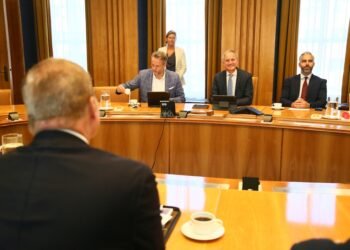 Prime Minister Eman Seeks Alternatives for Aruba’s Refinery Area Development