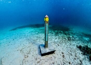 Rotary Club Aruba Installs the World’s First Underwater Peace Pole at Tres Trapi