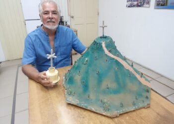 Tomas Gonzalez Presents His Project ‘A Cross for Aruba’ Through DIARIO