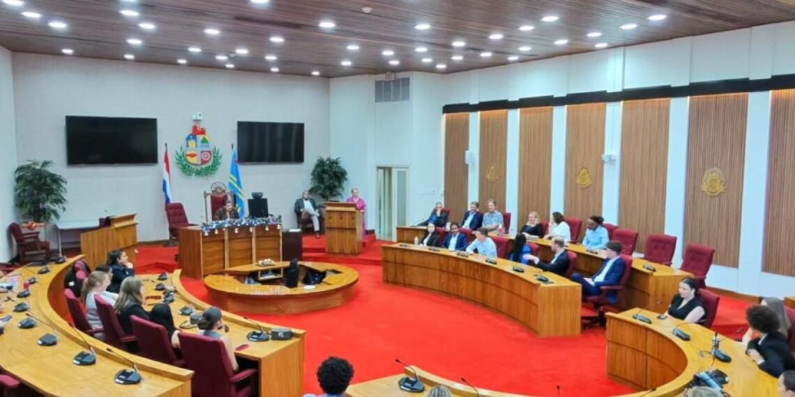 Students from the University of Aruba and Haagse Hogeschool Visit Parliament