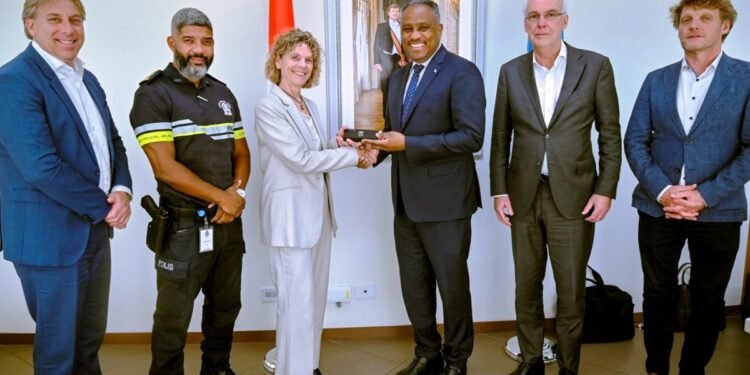 Minister Arthur Dowers Welcomes Dutch Police High Commissioner Janny Knol to Aruba