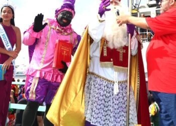 Sinterklaas Arrives Bringing Joy to the Children of Aruba