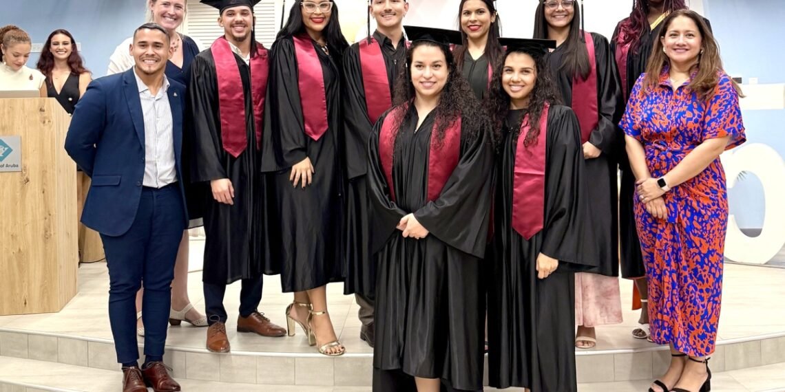 Seventeen New Social Workers Graduate from the University of Aruba