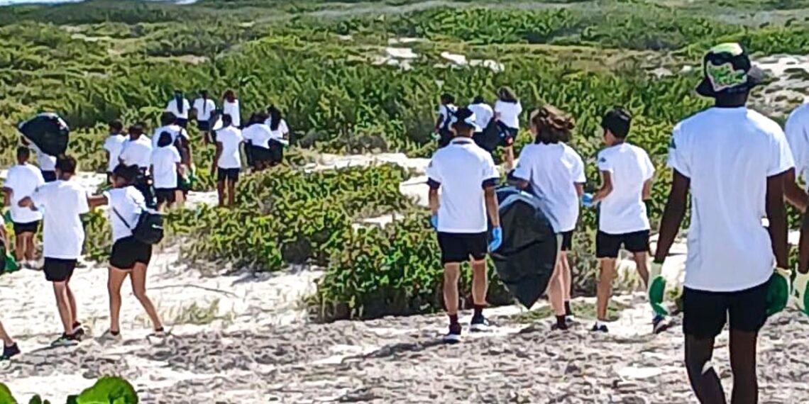 Students of La Salle College Help Clean Aruba’s Beaches
