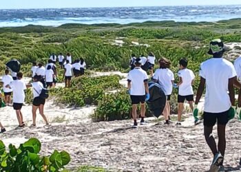 Students of La Salle College Help Clean Aruba’s Beaches