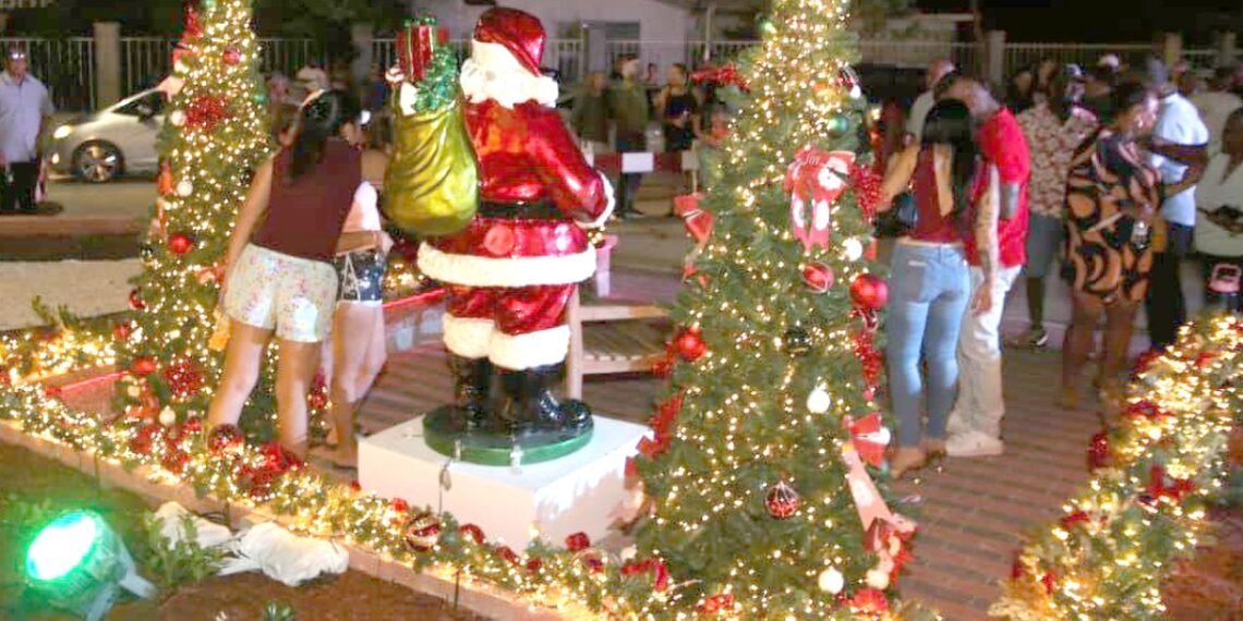 Minister Dowers Inaugurates Christmas Lights at Essoville Roundabout in Aruba
