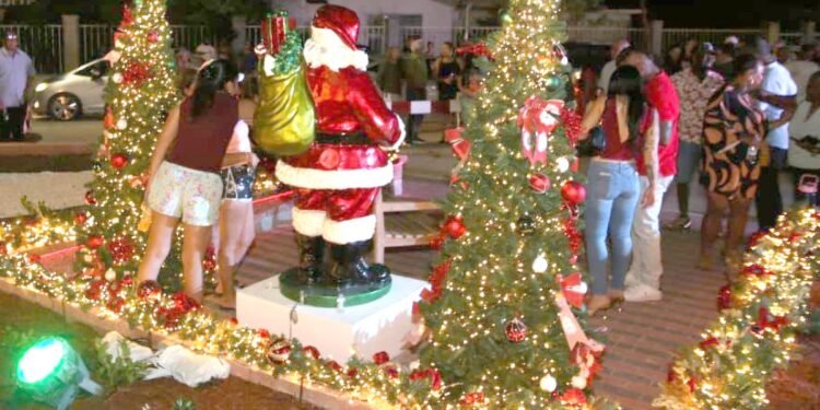 Minister Dowers Inaugurates Christmas Lights at Essoville Roundabout in Aruba