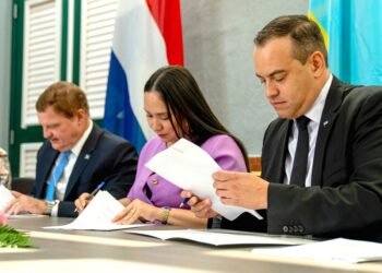 Prime Minister Mike Eman Applauds Salary Restructuring for Teachers