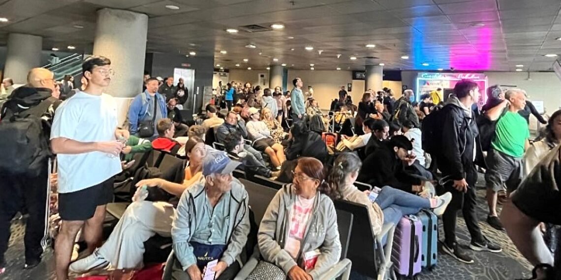 Chaos at Bogotá Airport After Flights to Aruba Are Canceled