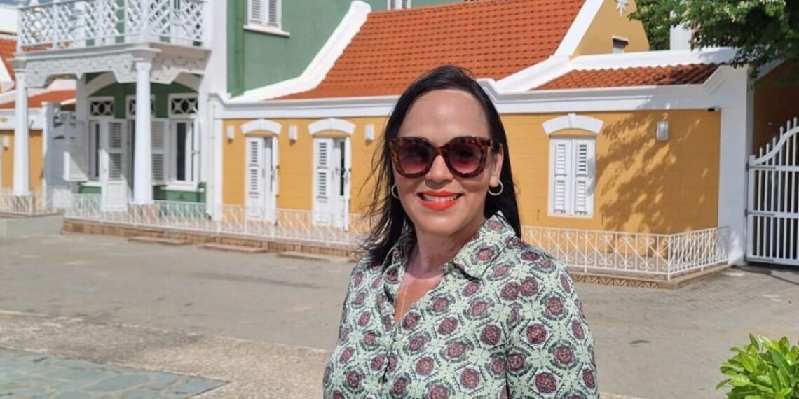 Artist Jo-Ann Kock Launches Inspiring Youth Project “Our Birds of Aruba”