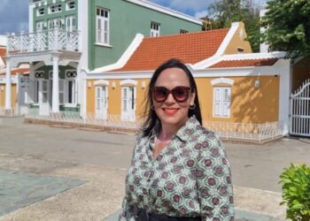Artist Jo-Ann Kock Launches Inspiring Youth Project “Our Birds of Aruba”