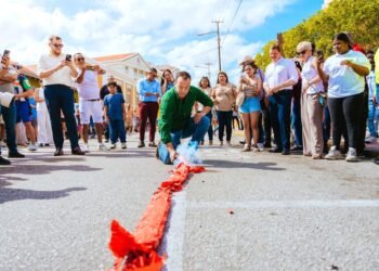 Minister Geoffrey Wever Lights Historic Pagara in Oranjestad City Center