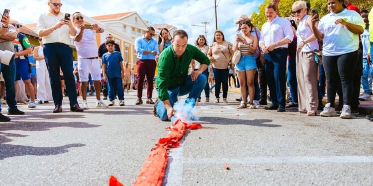 Minister Geoffrey Wever Lights Historic Pagara in Oranjestad City Center