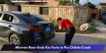 Minivan Rear-Ends Kia Forte in Pos Chikito Crash Minivan Rear-Ends Kia Forte in Pos Chikito Crash