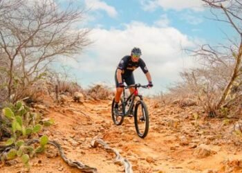Mountain biker racing in the Leyenda del Dorado Aruba event