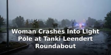 Woman Crashes Into Light Pole at Tanki Leendert Roundabout